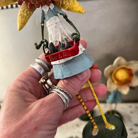 Lori Mitchell Flower Folk Art Figurine Trio - Picture 7 of 8